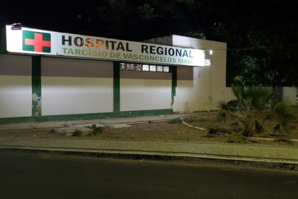 Foto da fachada do Hospital Regional Tarcísio de Vasconcelos Maia